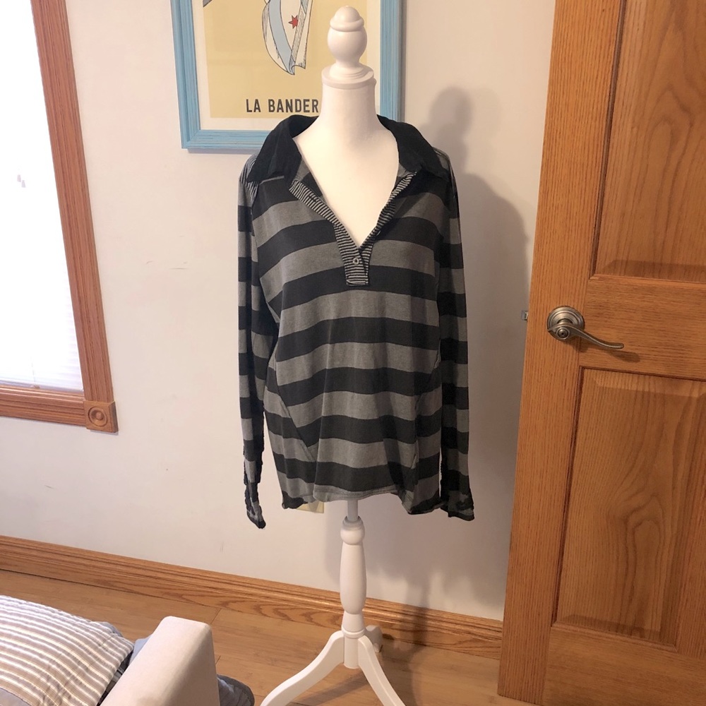 Gimmicks by BKE Flowy Striped Button Up Top